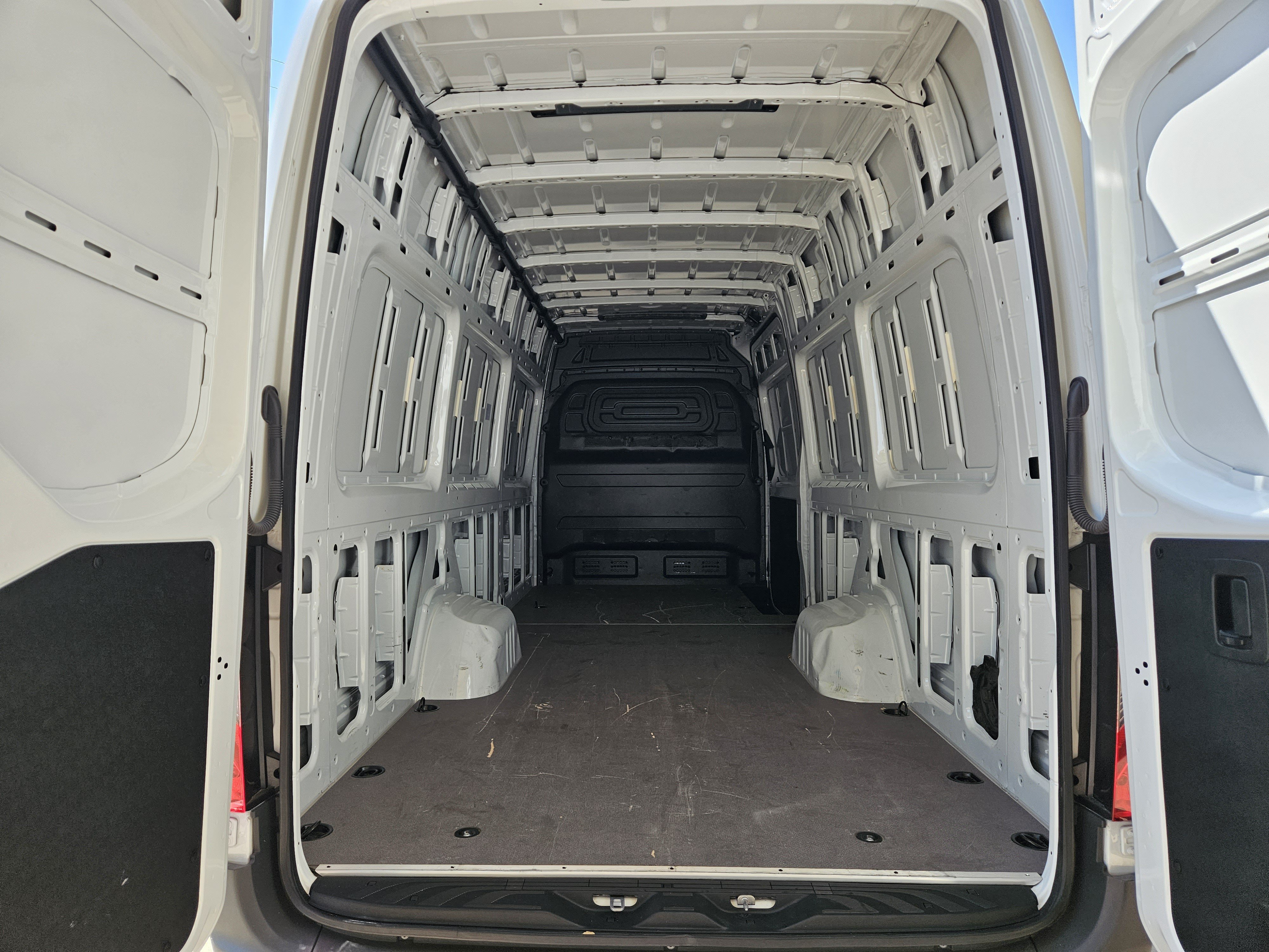 Used 2024 Mercedes-Benz Sprinter 3500 image 25