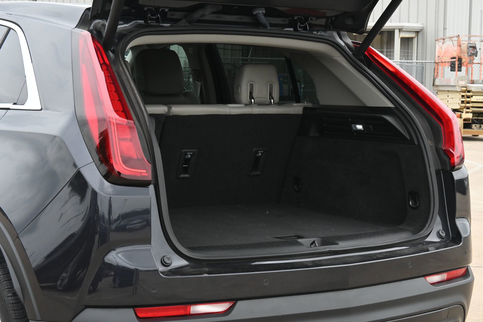 Used 2023 Cadillac XT4 Luxury w/ Cold Weather Package FWD image 22