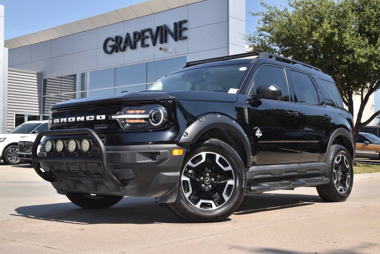 Used 2023 Ford Bronco Sport Outer Banks w/ Tech Package AWD/4WD image 2