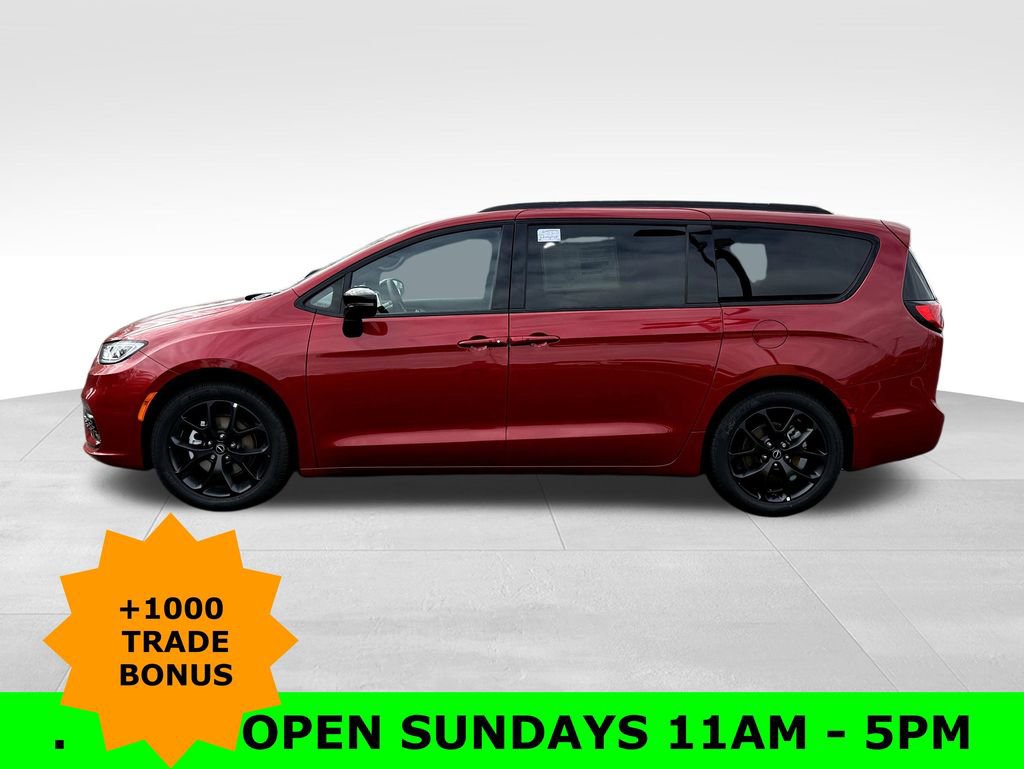 New 2026 Chrysler Pacifica Limited w/ Uconnect Theater Family Group image 4