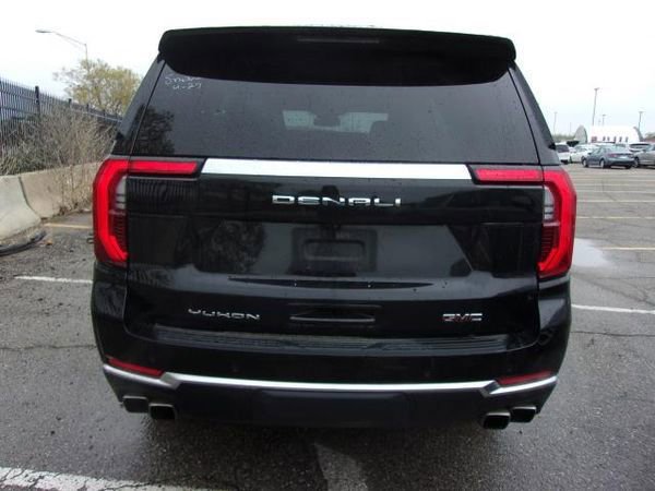 Used 2025 GMC Yukon Denali AWD/4WD image 17