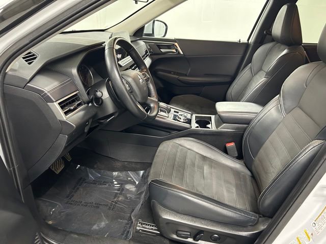 Used 2024 Mitsubishi Outlander AWD image 12