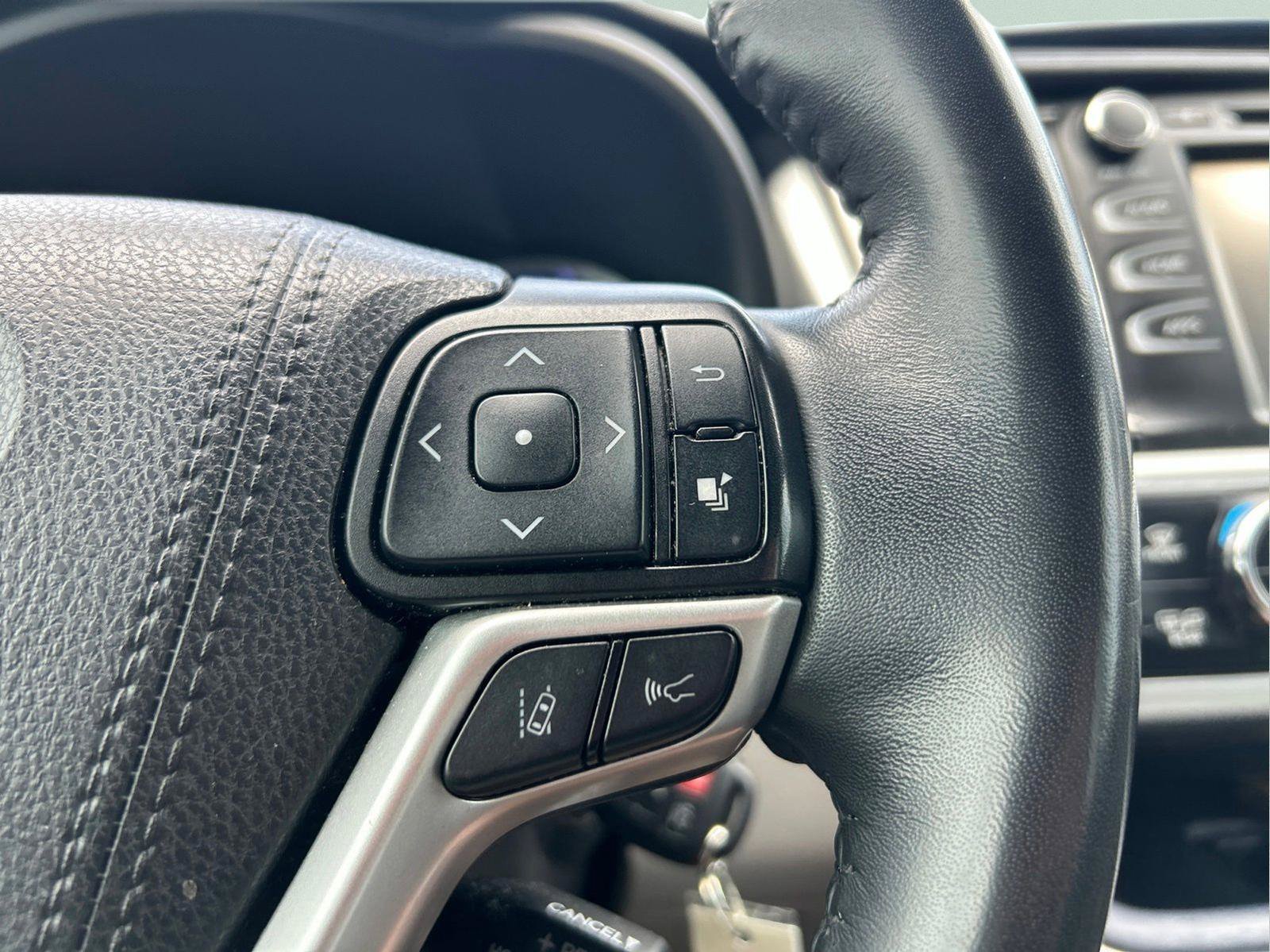 Used 2019 Toyota Highlander Plus FWD image 15