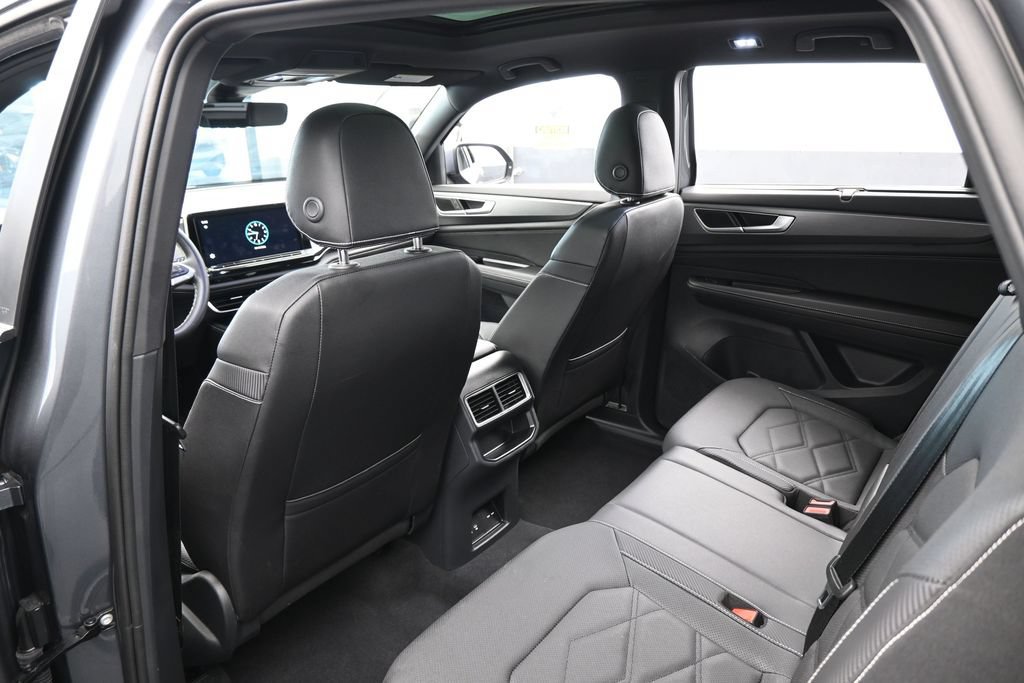 Used 2025 Volkswagen Atlas Cross Sport SE w/ Panoramic Sunroof Package FWD image 39
