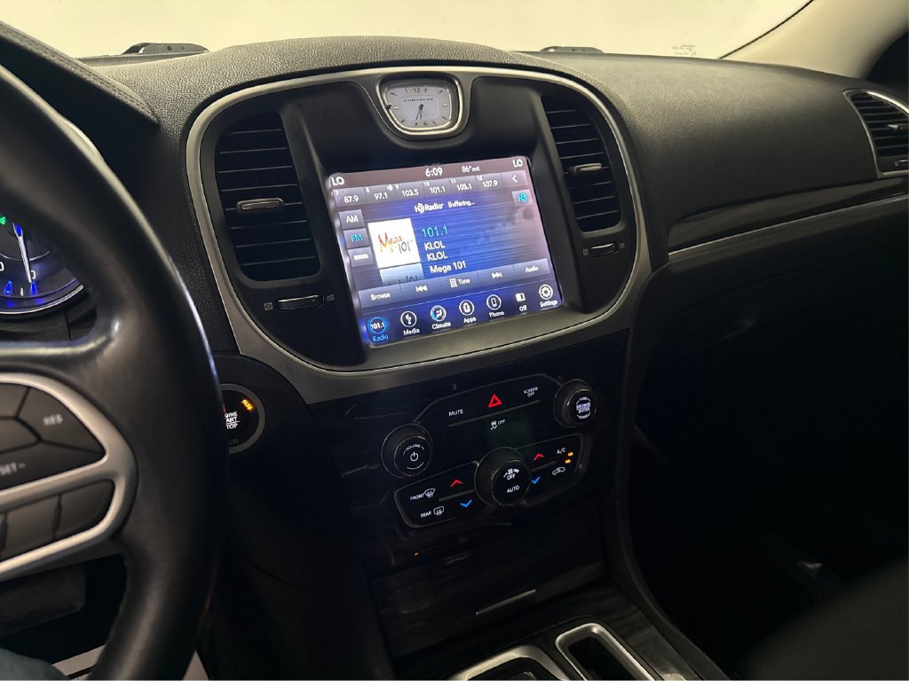 Used 2018 Chrysler 300 Touring w/ Driver Convenience Group RWD image 38