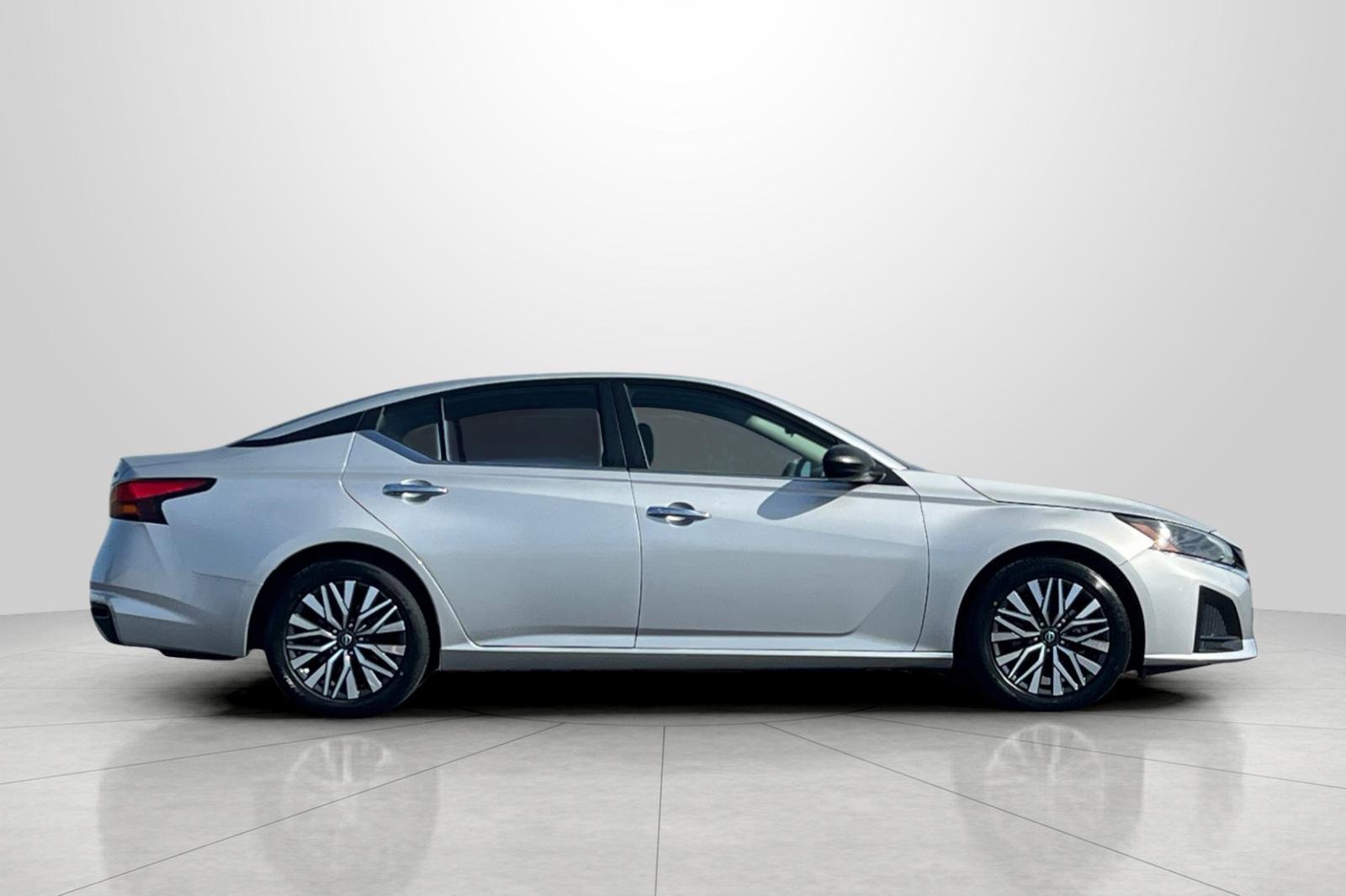 Used 2024 Nissan Altima 2.5 SV image 3