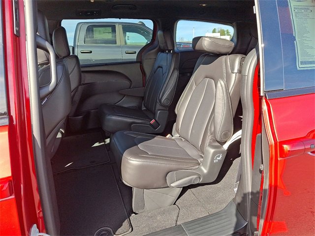 New 2026 Chrysler Pacifica Select image 5