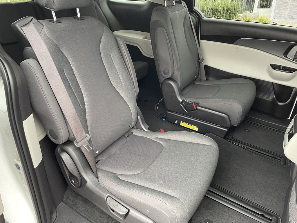 Used 2024 Kia Carnival LX image 16