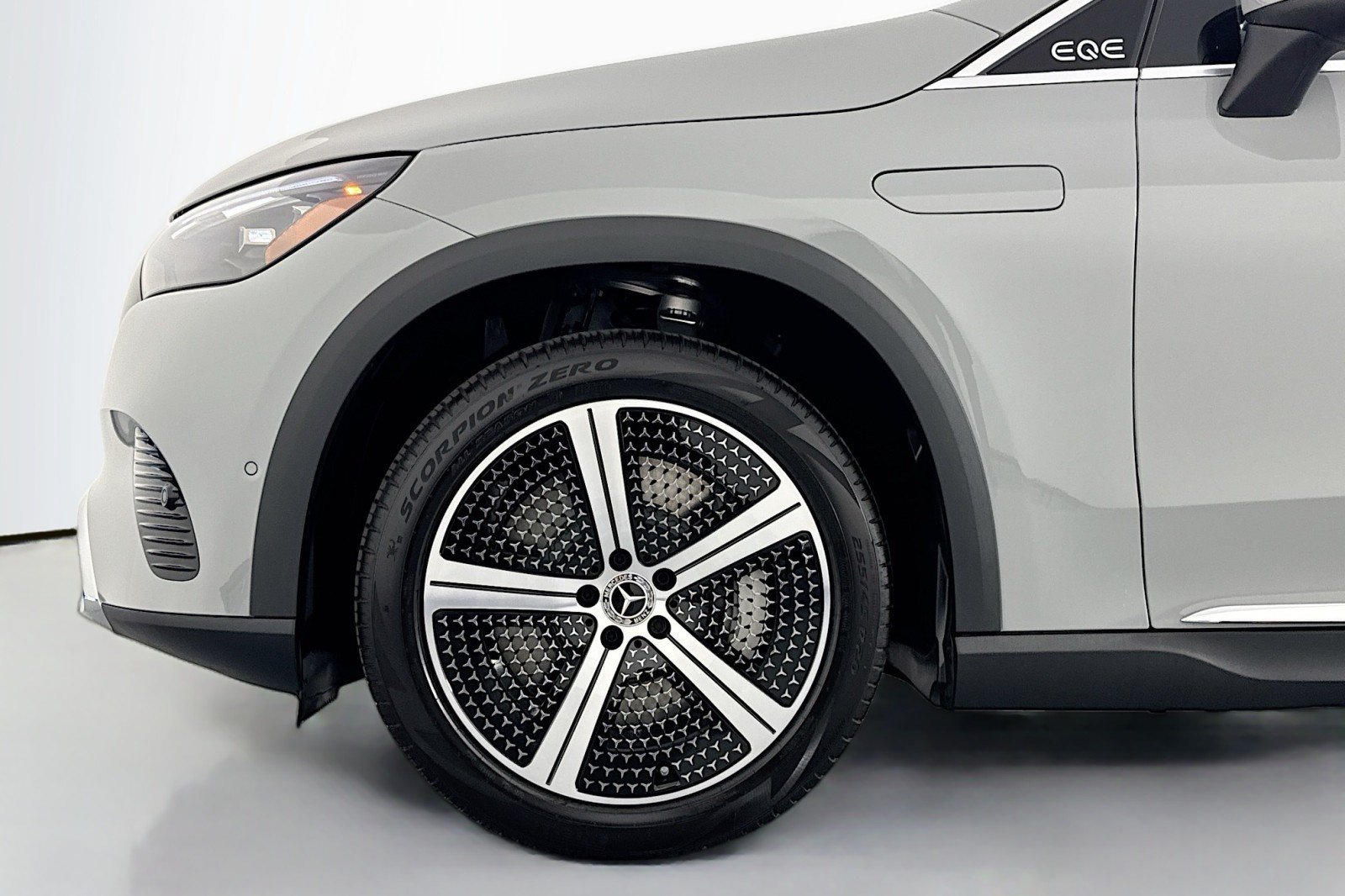 New 2026 Mercedes-Benz EQE 320 4MATIC SUV image 9