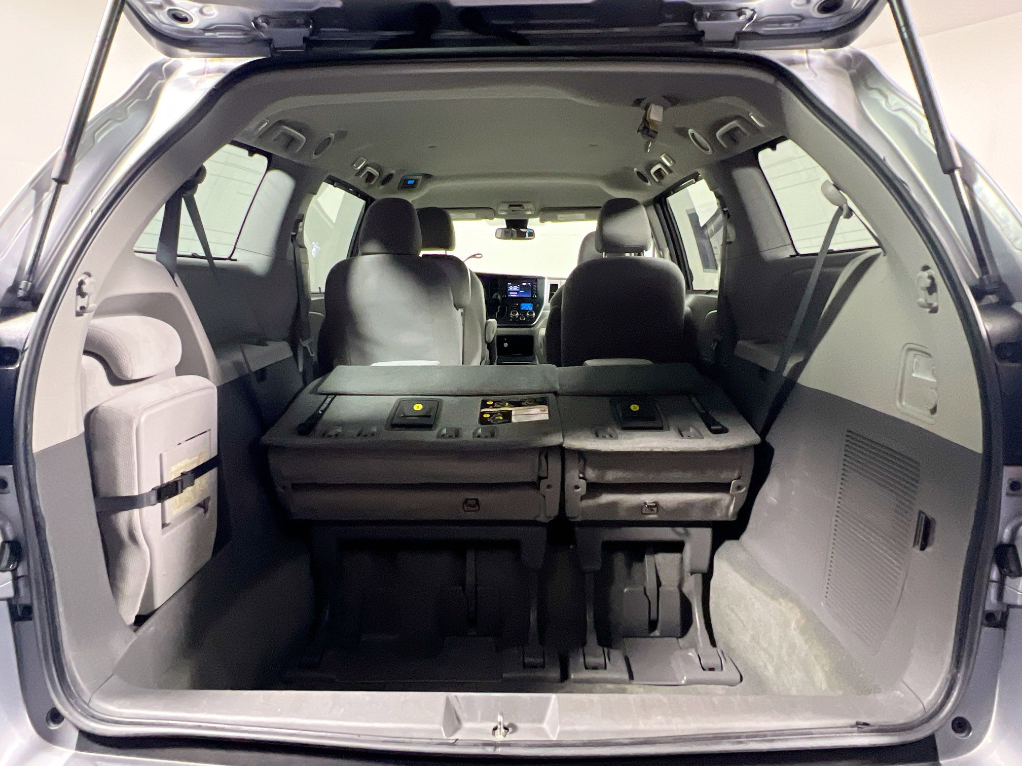 Used 2018 Toyota Sienna LE image 32