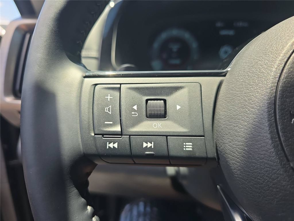 Used 2025 Nissan Pathfinder Platinum FWD image 23
