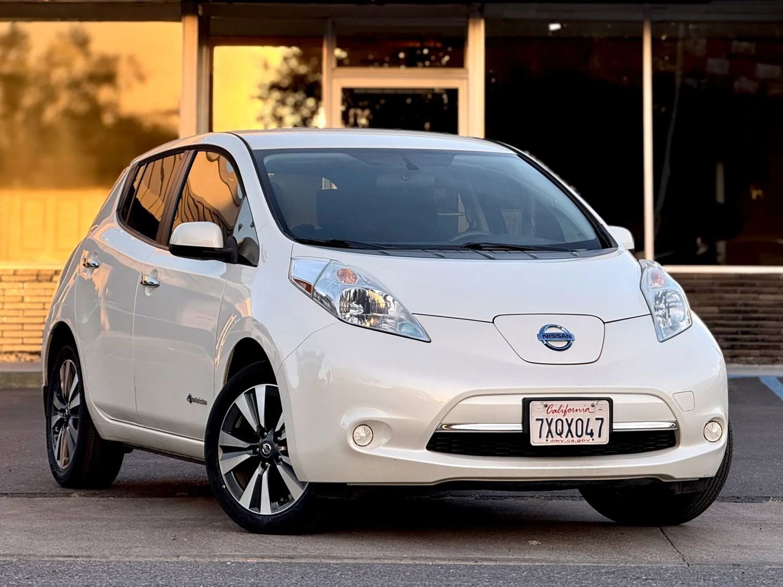 Used 2017 Nissan Leaf SV image 2