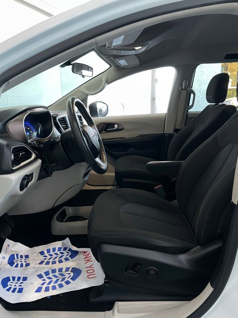 Used 2022 Chrysler Voyager LX image 7