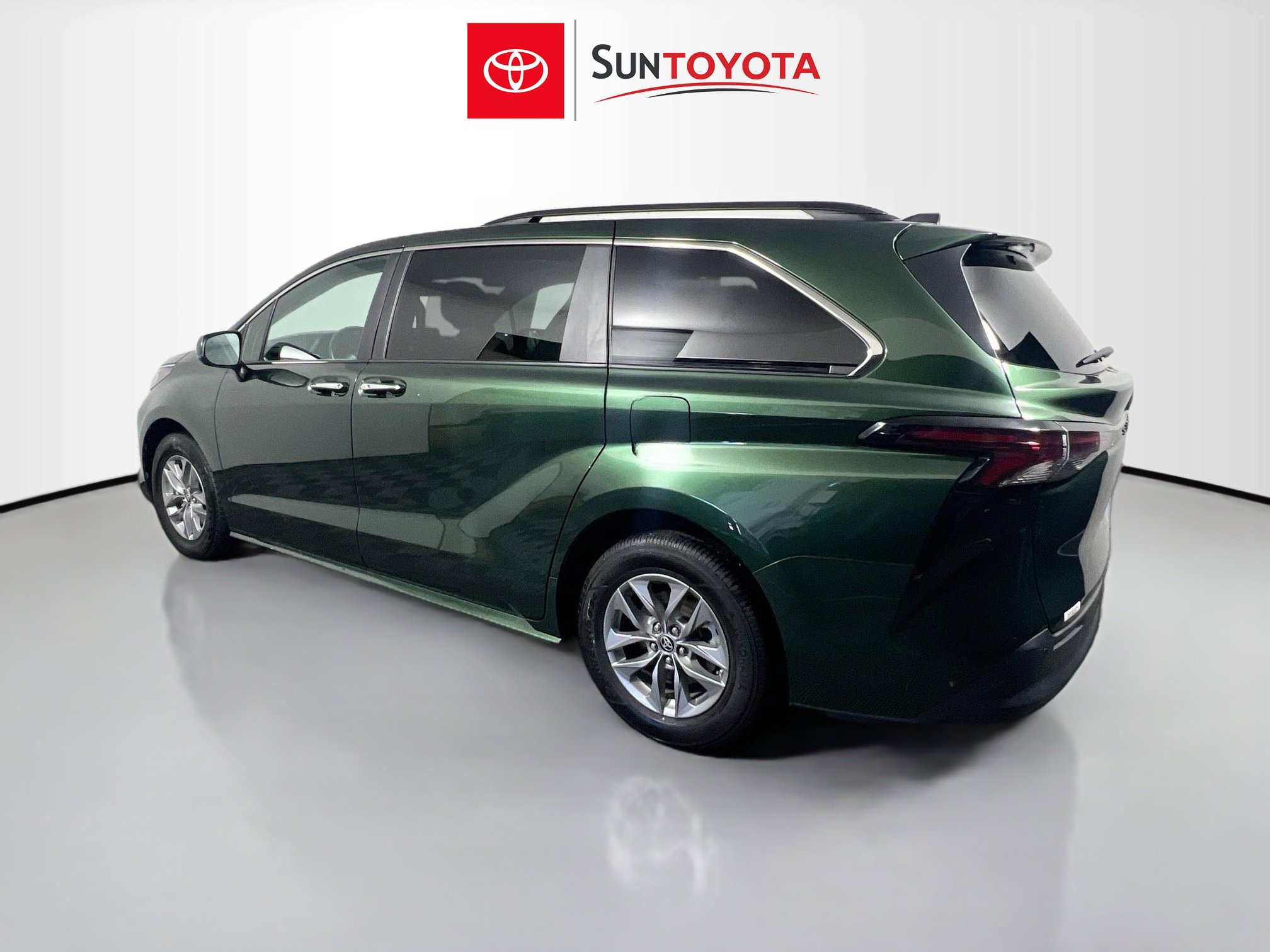 Used 2024 Toyota Sienna XLE FWD image 6