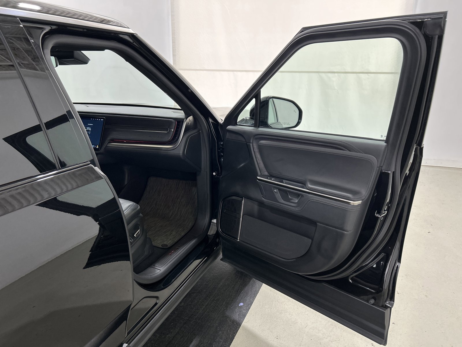 Used 2025 Rivian R1S Adventure image 18