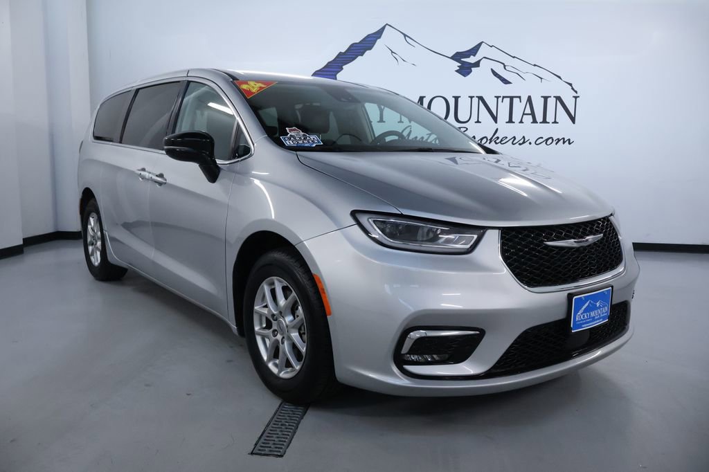 Used 2024 Chrysler Pacifica Touring-L image 1