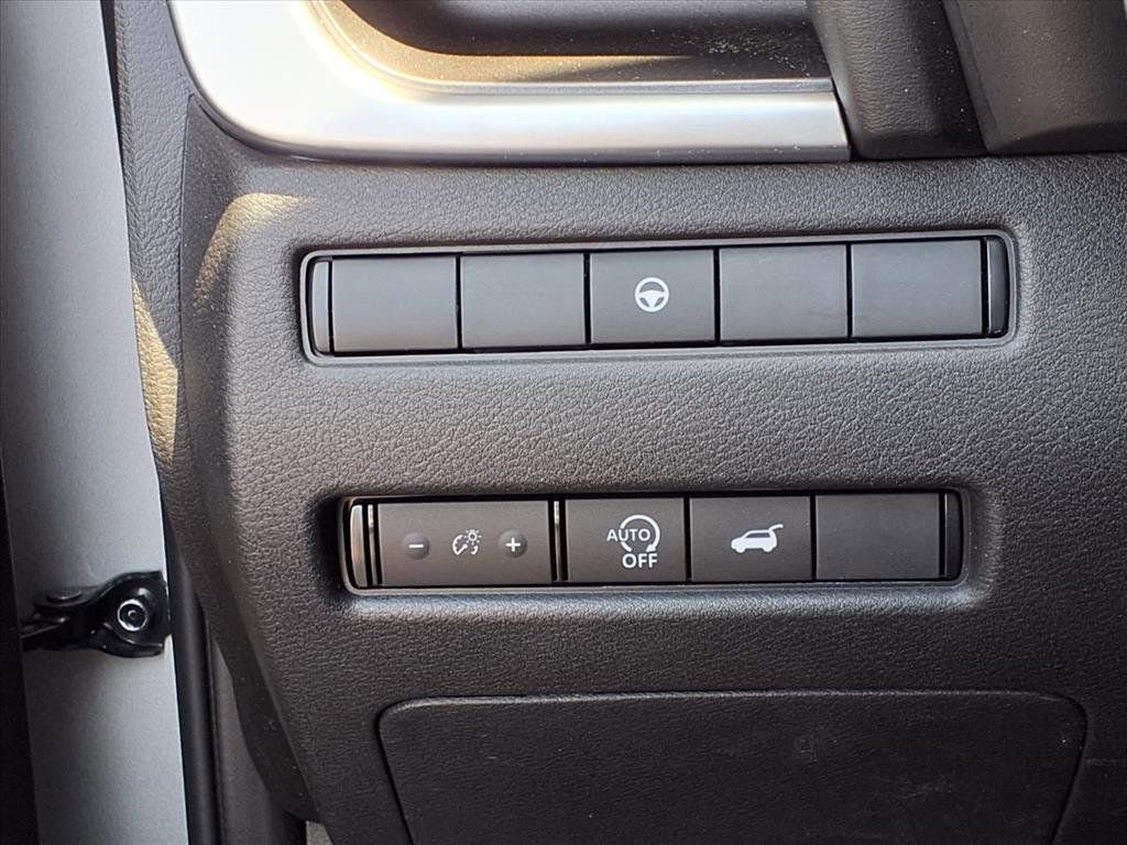 Used 2025 Nissan Rogue SV AWD/4WD image 22