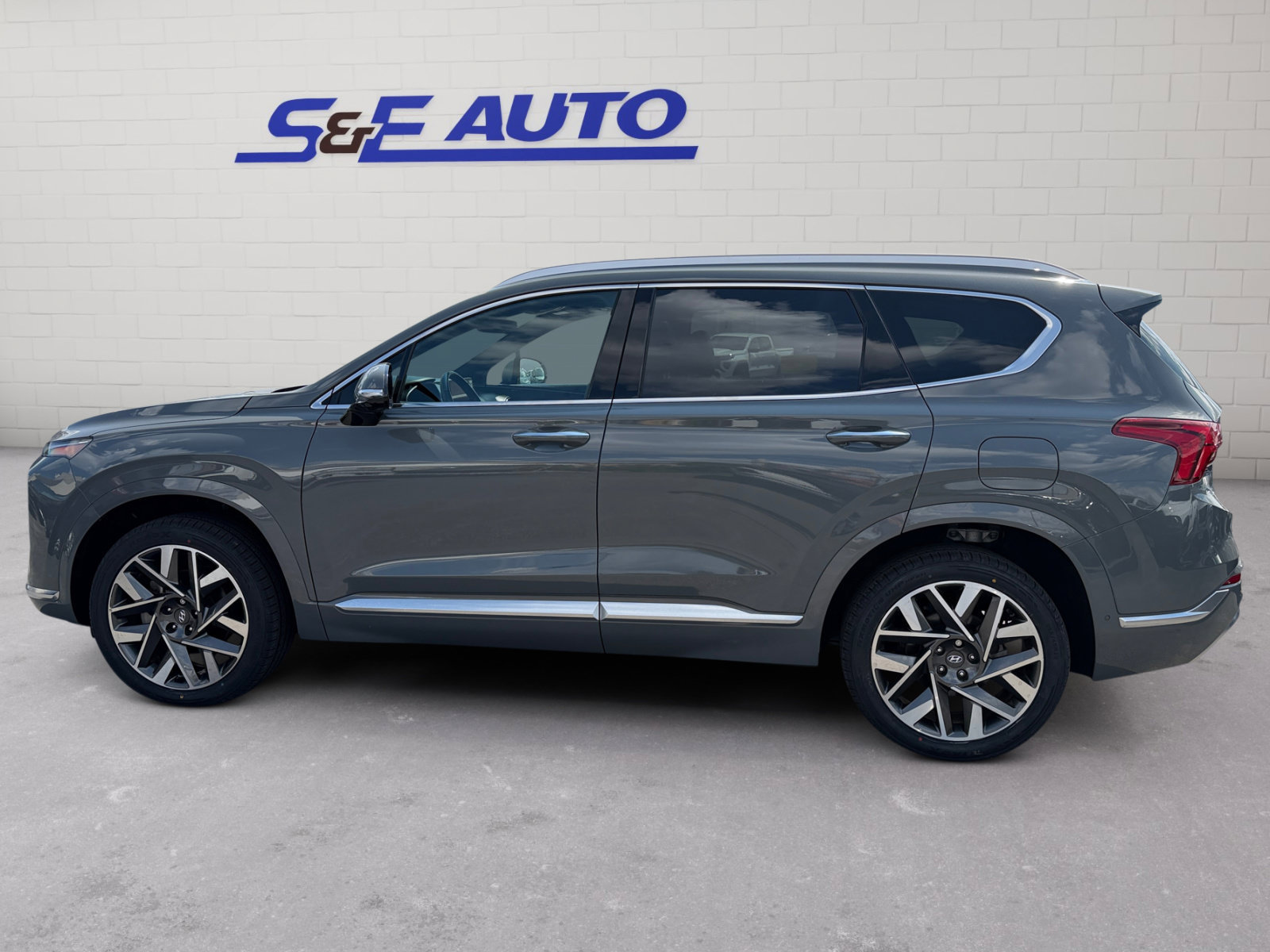 Used 2023 Hyundai Santa Fe Calligraphy AWD/4WD image 2