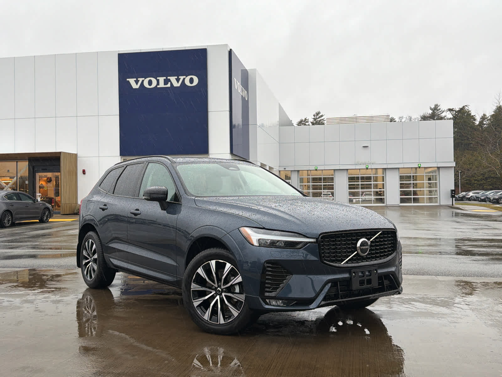 Used 2025 Volvo XC60 B5 Core w/ Protection Package Premier image 2