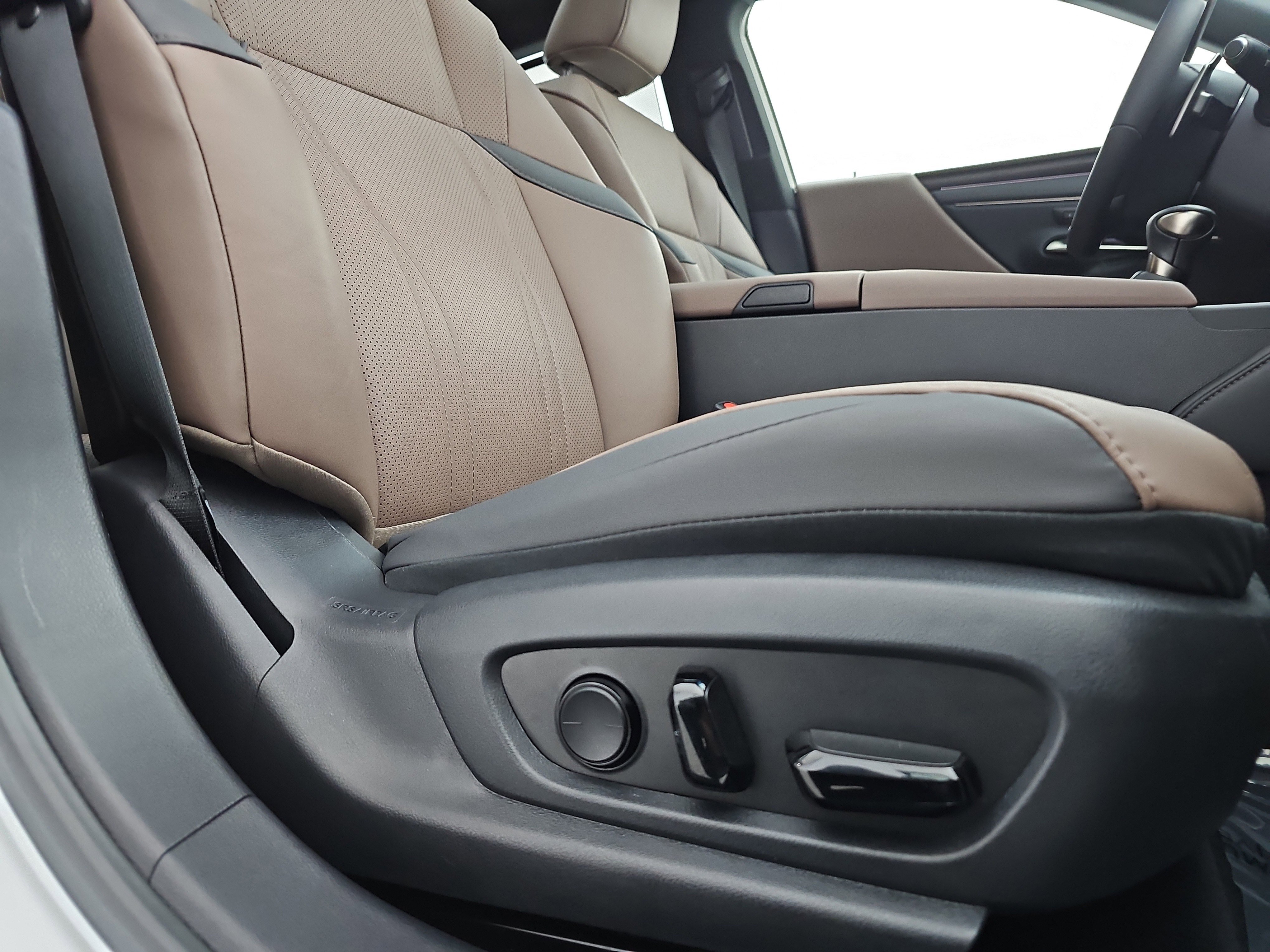 Used 2024 Lexus ES 350 Ultra Luxury w/ Accessory Package (Z1) image 17