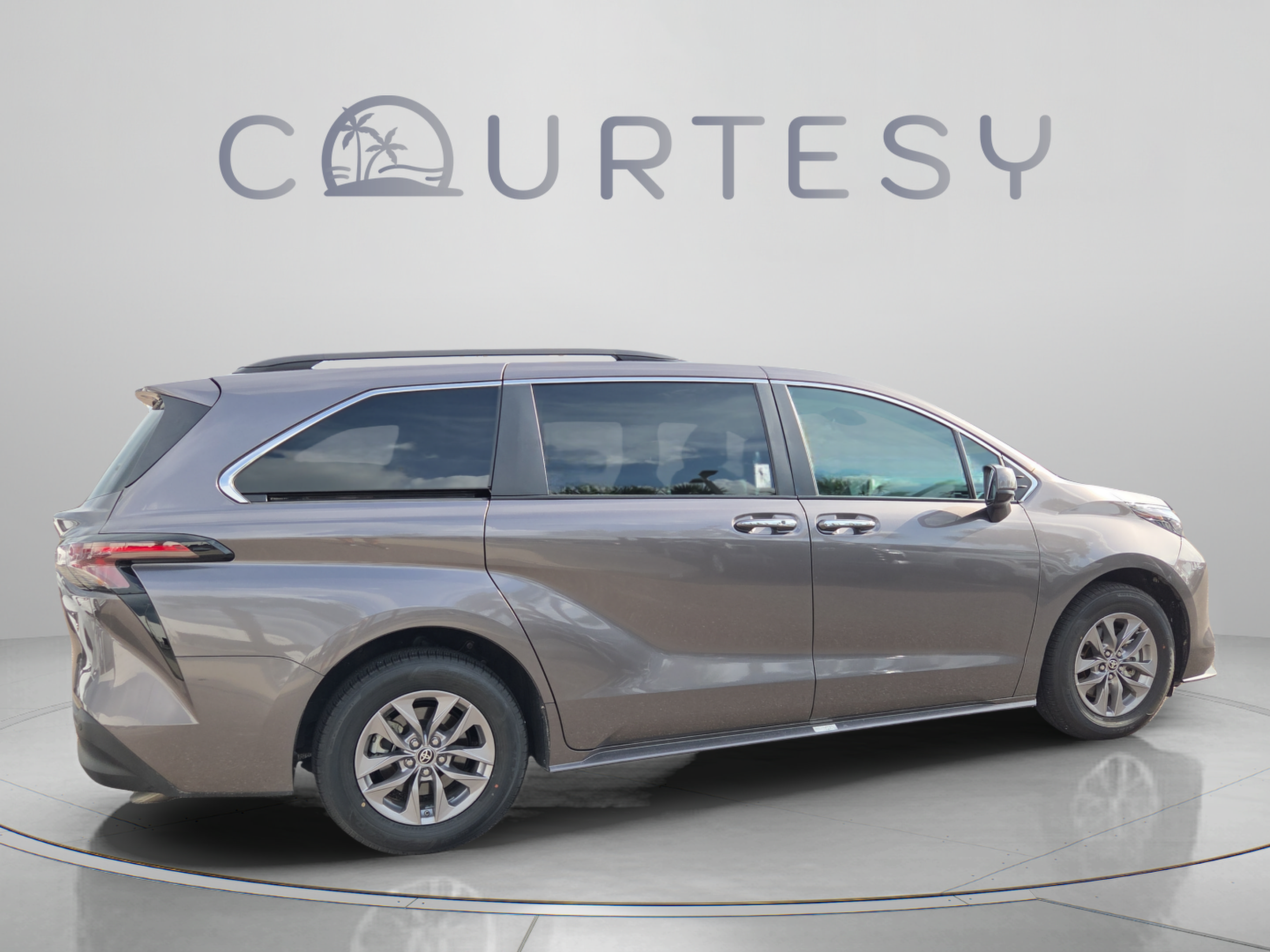 Certified 2024 Toyota Sienna XLE FWD image 5