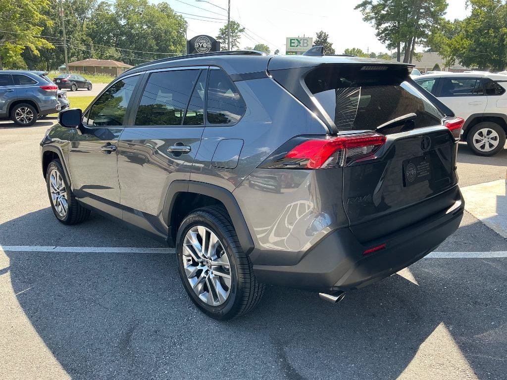 Used 2022 Toyota RAV4 XLE Premium FWD image 3