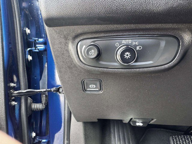 Used 2023 GMC Terrain SLE w/ Driver Convenience Package image 23