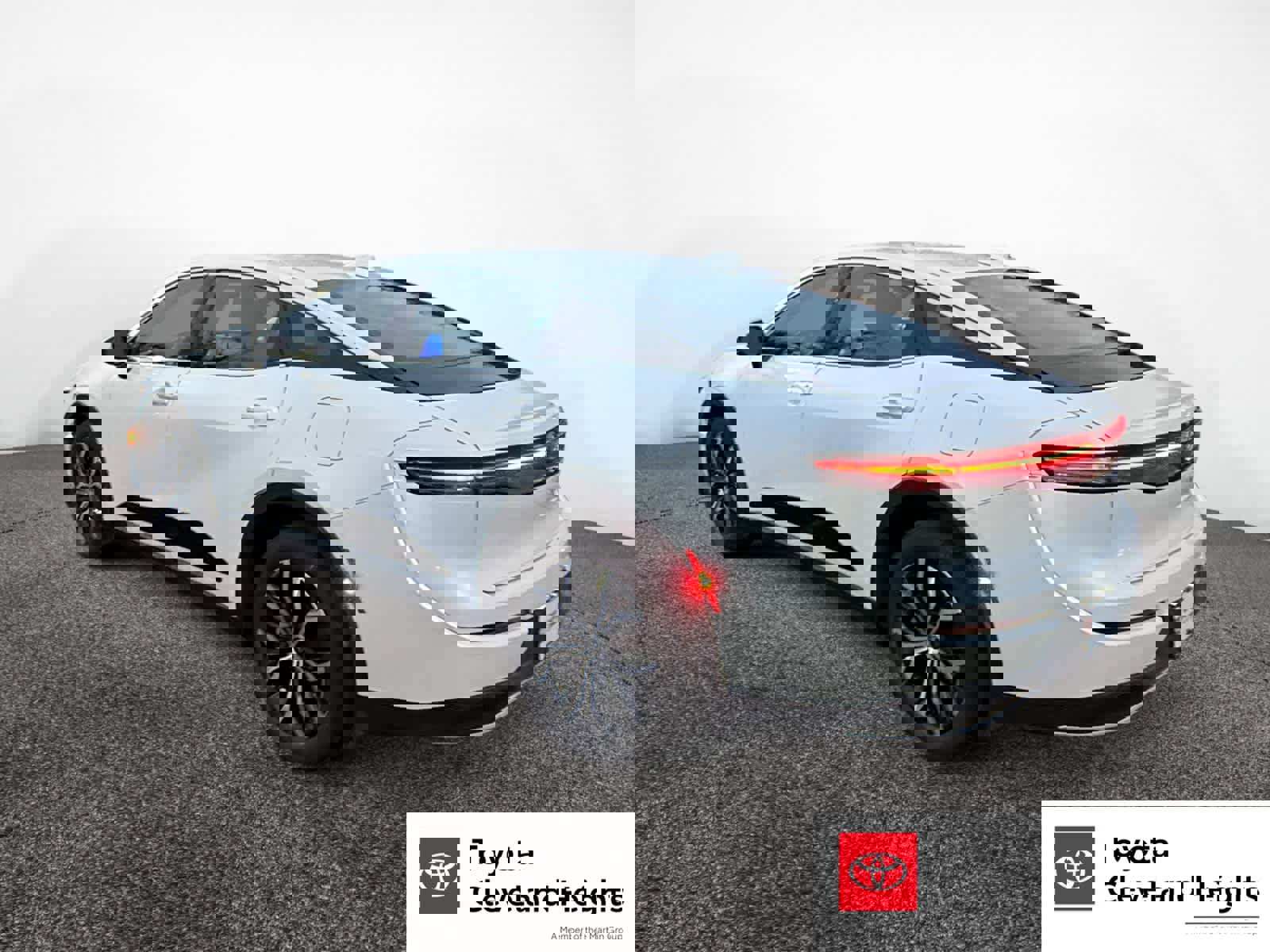 Used 2023 Toyota Crown XLE image 3