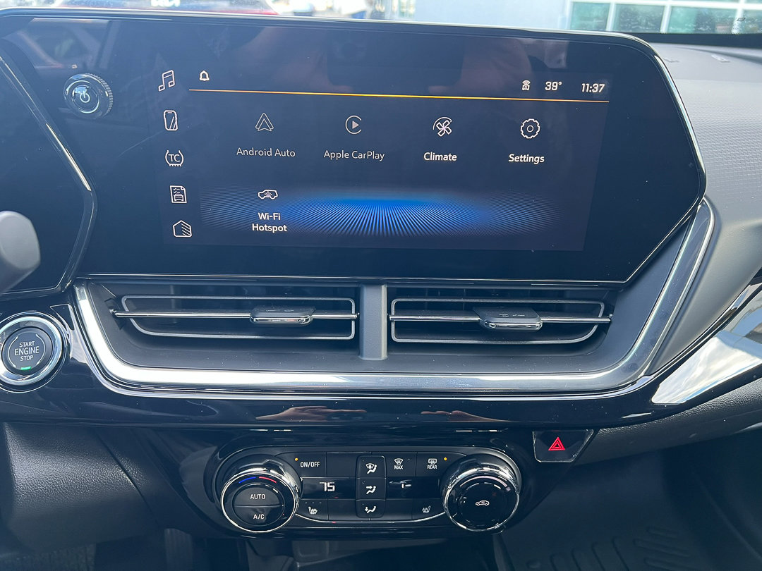 Used 2025 Chevrolet Trax RS w/ Sunroof Package image 17