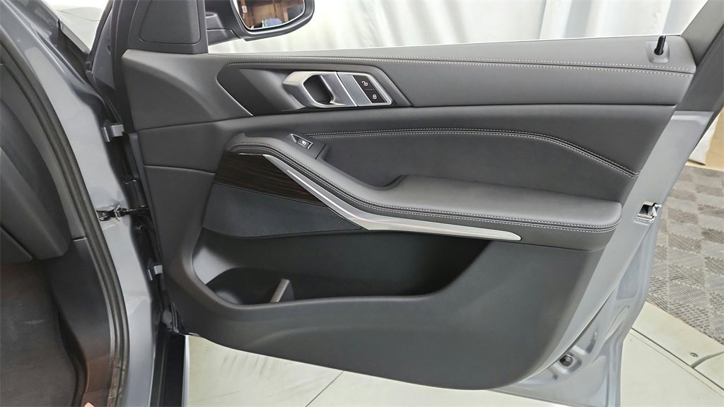 Used 2024 BMW X5 xDrive40i w/ Parking Assistance Package image 38