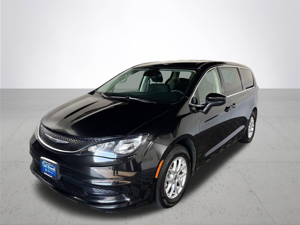 Used 2023 Chrysler Voyager LX FWD image 2