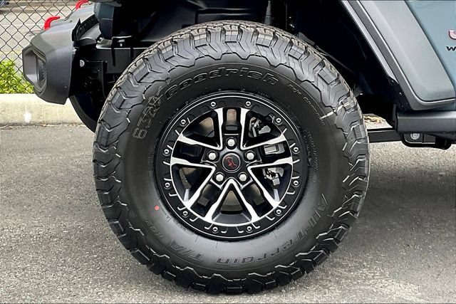 Used 2025 Jeep Wrangler Unlimited Rubicon w/ XTREMEE 35" Tire Package AWD/4WD image 13