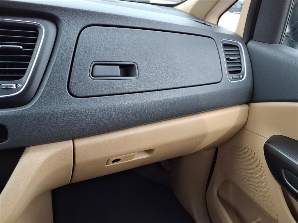 Used 2016 Kia Sedona LX w/ Option Group 020 FWD image 38