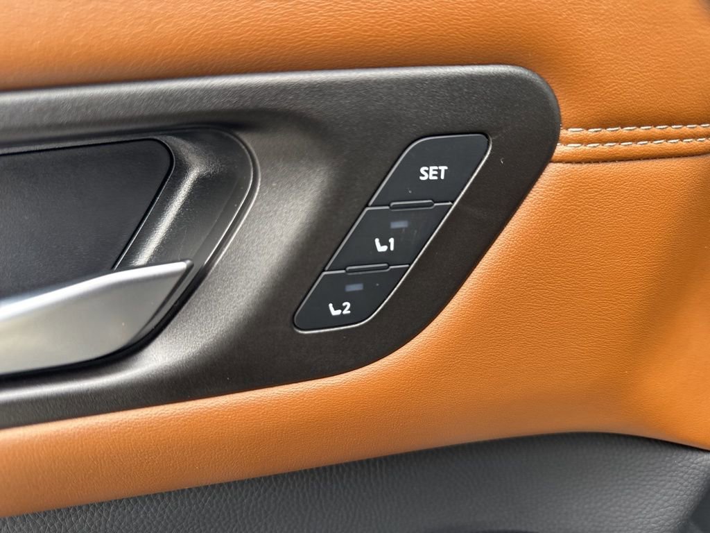 Used 2024 Nissan Pathfinder Platinum image 11