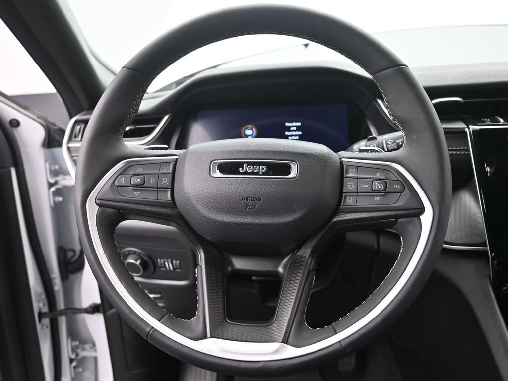 Used 2024 Jeep Grand Cherokee Laredo w/ Luxury Tech Group I image 27