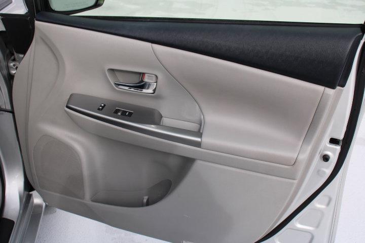 Used 2017 Toyota Prius V Five image 17