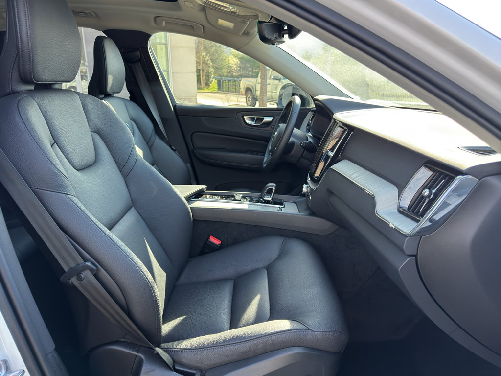 Used 2025 Volvo XC60 B5 Plus image 19