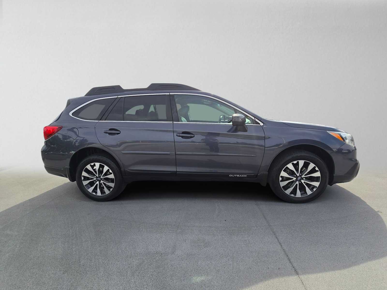 Used 2017 Subaru Outback 3.6R Limited w/ Popular Package #5 AWD/4WD image 2