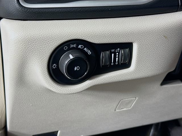 Used 2023 Chrysler Pacifica Touring-L image 10