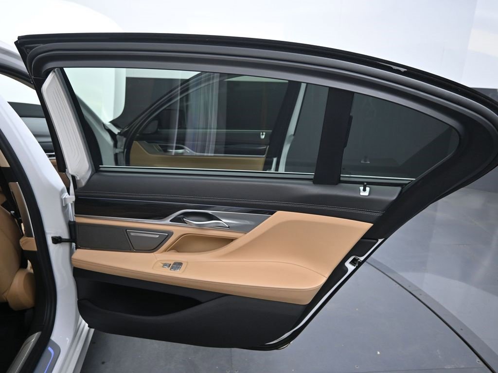 Used 2018 BMW 740e xDrive image 23