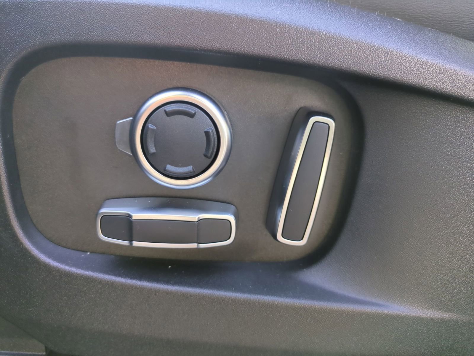 New 2026 Land Rover Defender 130 X-Dynamic SE image 14