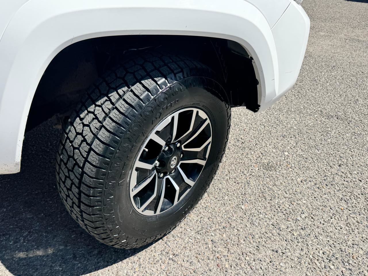 Used 2019 Toyota Tacoma SR5 AWD/4WD image 9