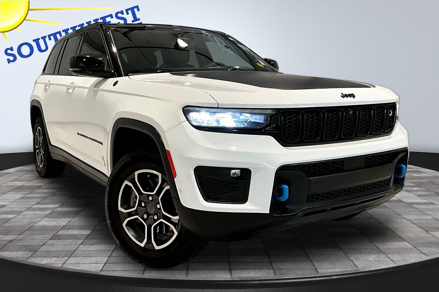 Used 2023 Jeep Grand Cherokee Trailhawk w/ Advanced Protech Group II AWD/4WD image 3