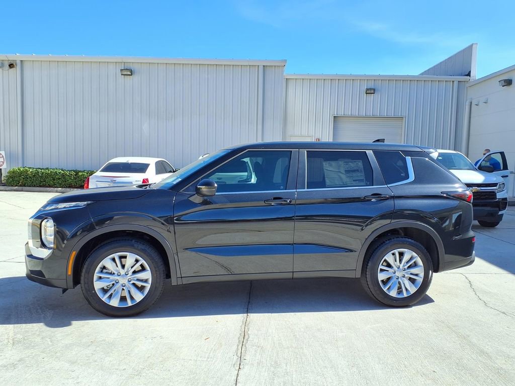 Used 2026 Mitsubishi Outlander ES FWD image 2