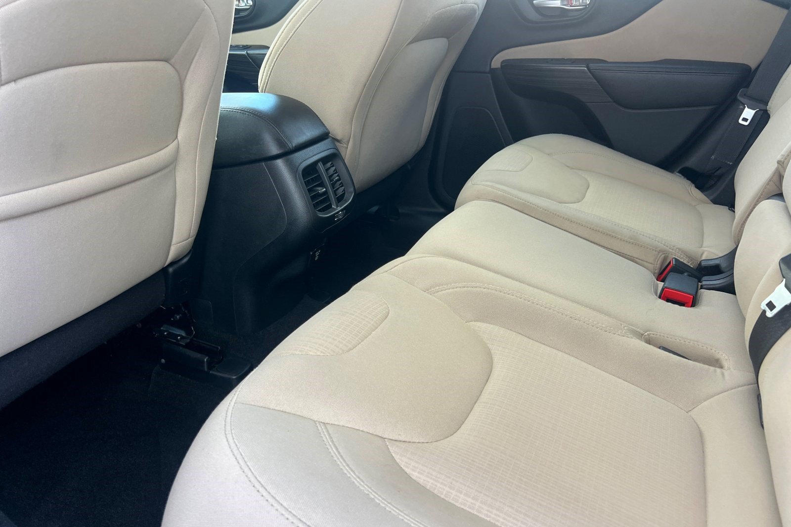 Used 2015 Jeep Cherokee Latitude w/ Comfort/Convenience Group FWD image 28