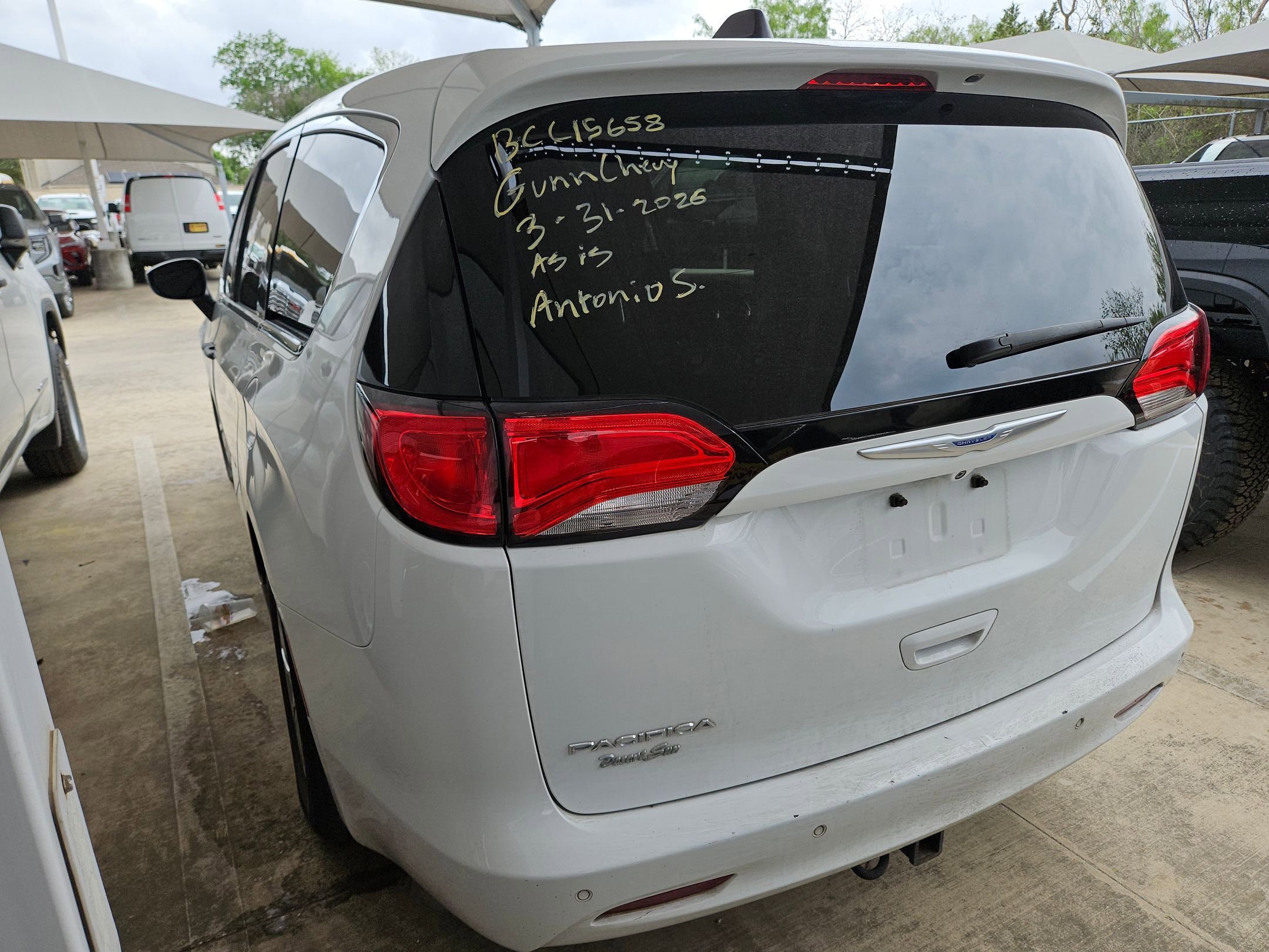 Used 2018 Chrysler Pacifica L image 3