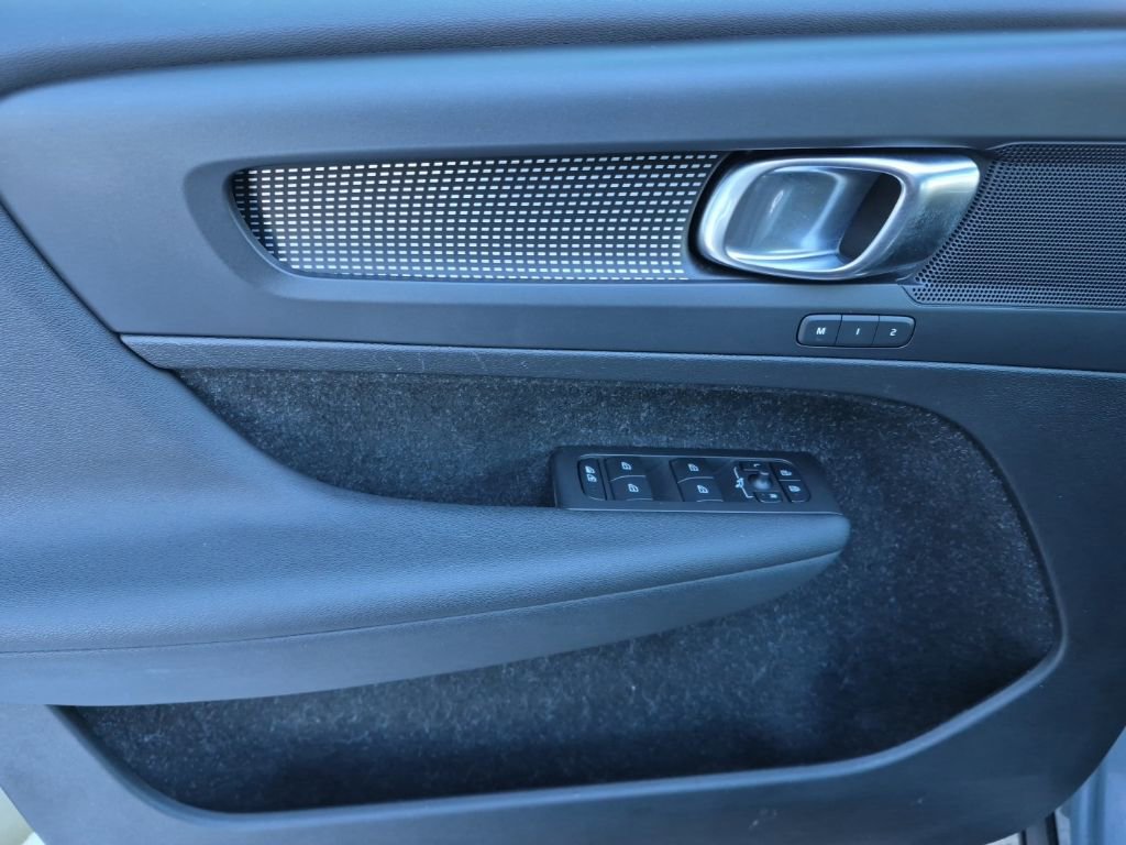 Used 2020 Volvo XC40 T5 R-Design image 18