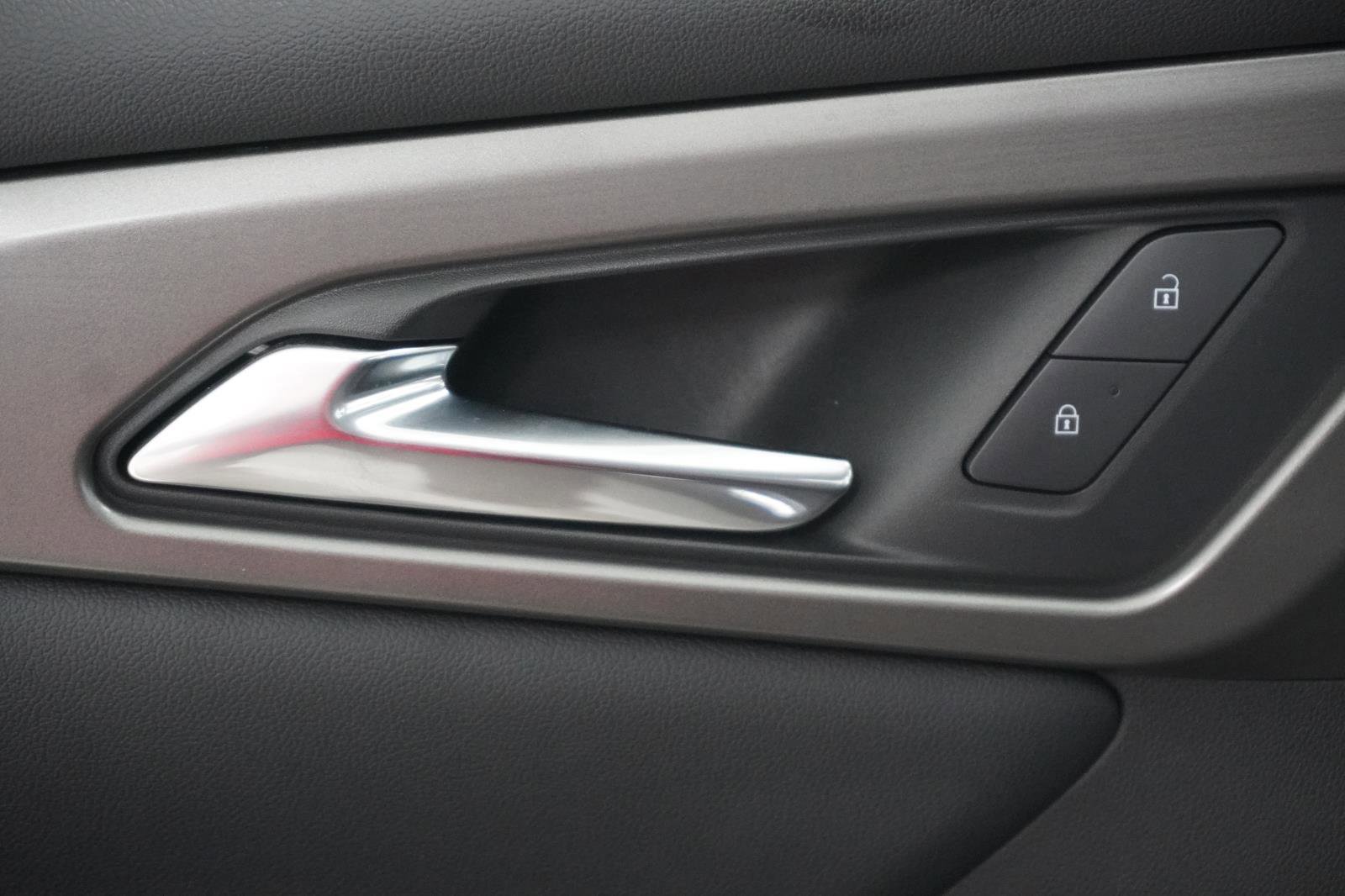 Used 2025 Chevrolet Traverse LT w/ Driver Confidence Package image 16