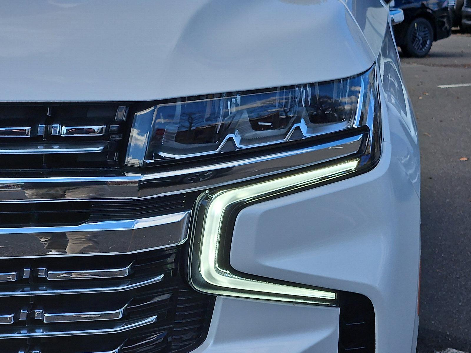 Used 2024 Chevrolet Suburban Premier w/ Premium Package image 9