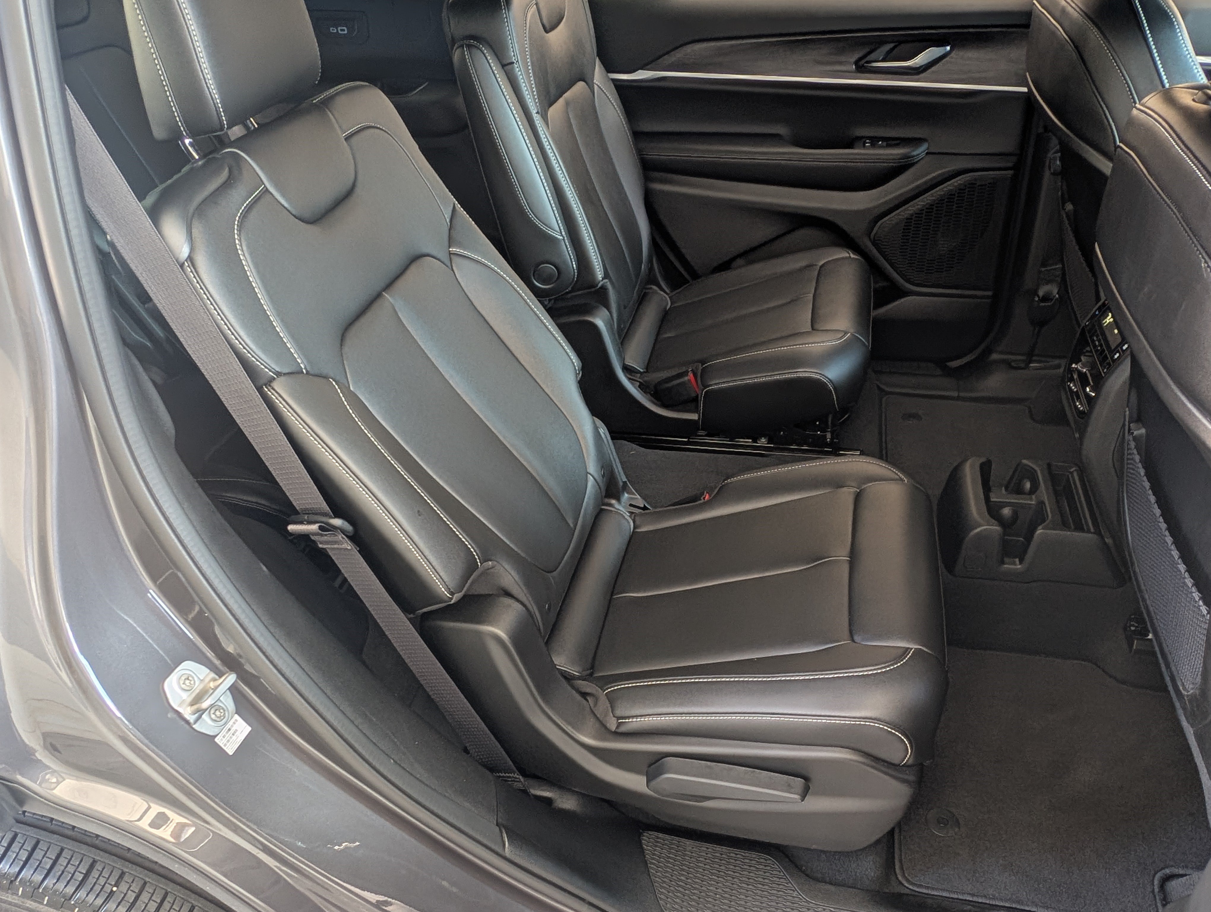 Used 2024 Jeep Grand Cherokee L Limited w/ Black Appearance Package AWD/4WD image 20